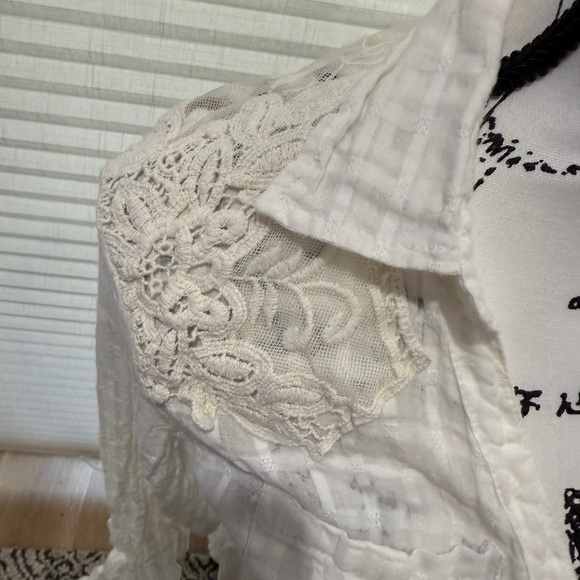 Cotton and Lace Blouse - Picture 2 of 3